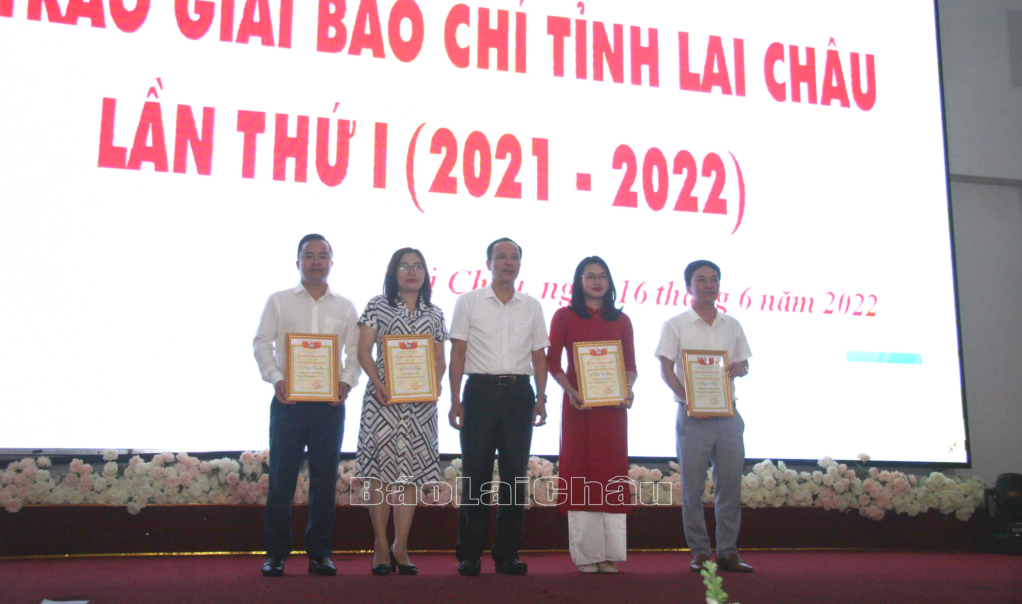 Đồng chí Nguyễn Viết Mạnh – Tổng Biên tập Báo Lai Châu, Phó Chủ tịch Hội Nhà báo tỉnh trao Giấy khen của Hội Nhà báo Việt Nam, Hội Nhà báo tỉnh cho hội viê có thành tích xuất sắc trong hoạt động công tác hội.
